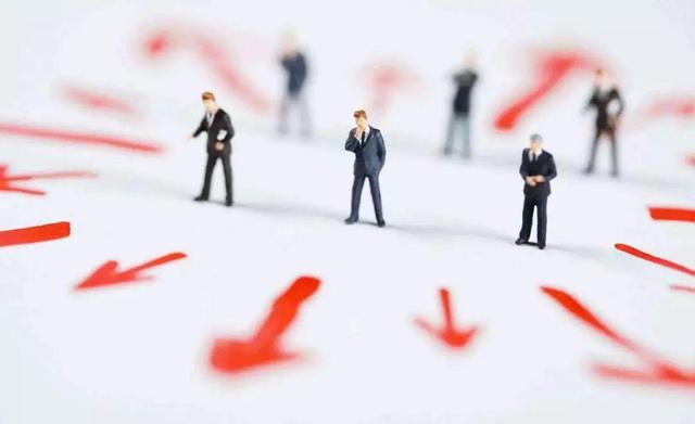 职场上，有这4种行为的同事，其实是看不起你，尽量减少交往(图2)