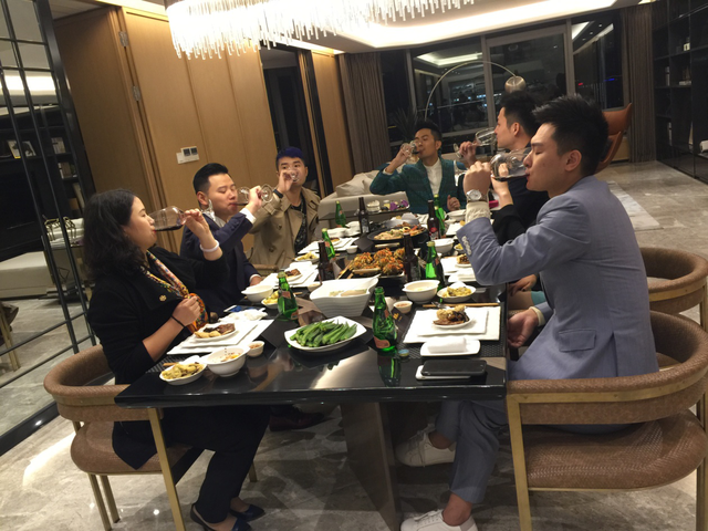 同事邀请你参加饭局，有这3个行为别轻易答应，对自己不利(图5)