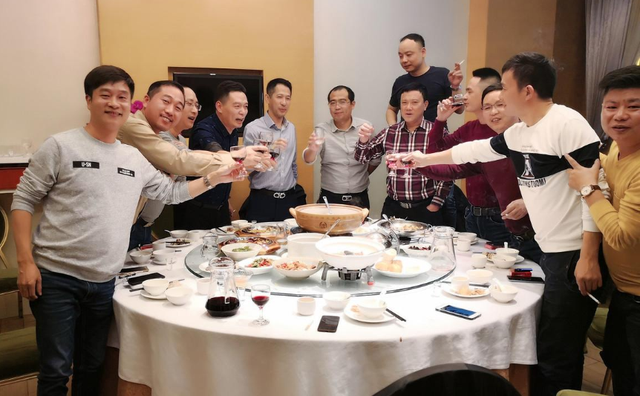 酒局上，领导要是有这3个举动，那是瞧不起你，别硬往上凑(图2)