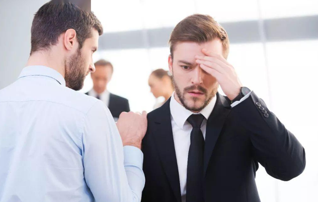 职场忠告：同事对你做这3件事，说明对你有恶意，记得小心提防(图1)