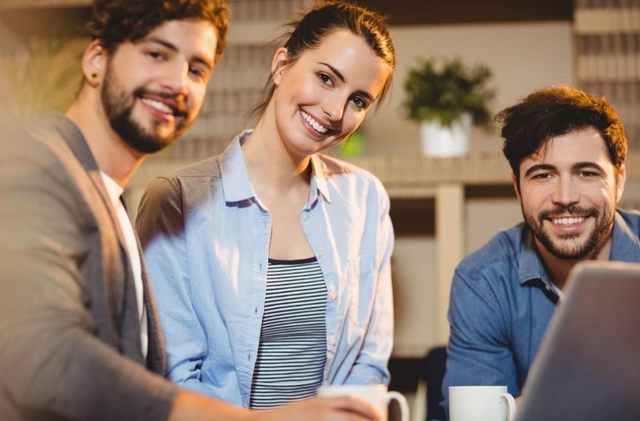 职场忠告：同事对你做这3件事，说明对你有恶意，记得小心提防(图2)