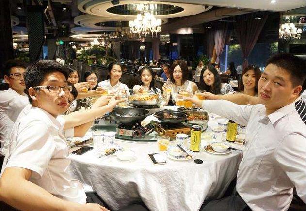 为何参加饭局，最好不要去拍照发朋友圈？早知道，早提防(图2)