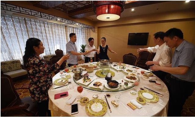 为何参加饭局，最好不要去拍照发朋友圈？早知道，早提防(图3)