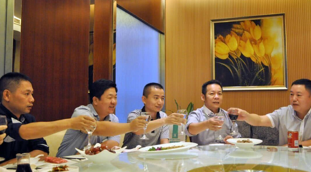 为何参加饭局，最好不要去拍照发朋友圈？早知道，早提防(图4)