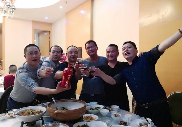 为何参加饭局，最好不要去拍照发朋友圈？早知道，早提防(图5)