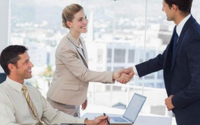 职场如何与别人合作共赢？学会接受别人的批评，做一个有能耐的人(图1)