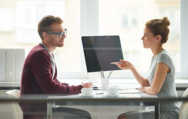 职场如何与别人合作共赢？学会接受别人的批评，做一个有能耐的人(图2)