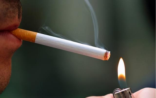 “点烟识人术”:老领导说,饭局上,烟品看人品,这3种人不能用(图6) “点烟识人术”:老领导说,饭局上,烟品看人品,这3种人不能用(图6)