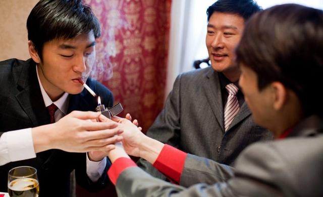 “点烟识人术”:老领导说,饭局上,烟品看人品,这3种人不能用(图3) “点烟识人术”:老领导说,饭局上,烟品看人品,这3种人不能用(图3)
