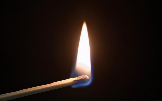 “点烟识人术”:老领导说,饭局上,烟品看人品,这3种人不能用(图4) “点烟识人术”:老领导说,饭局上,烟品看人品,这3种人不能用(图4)