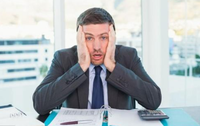 经理请下属吃饭，下属：就这么点本事来笼络人心，经理直躲办公室(图3)