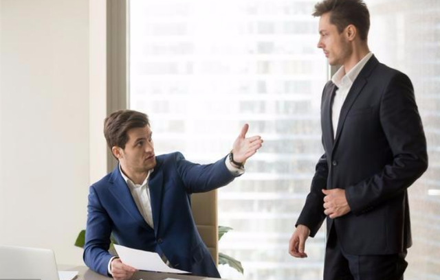 经理请下属吃饭，下属：就这么点本事来笼络人心，经理直躲办公室(图6)